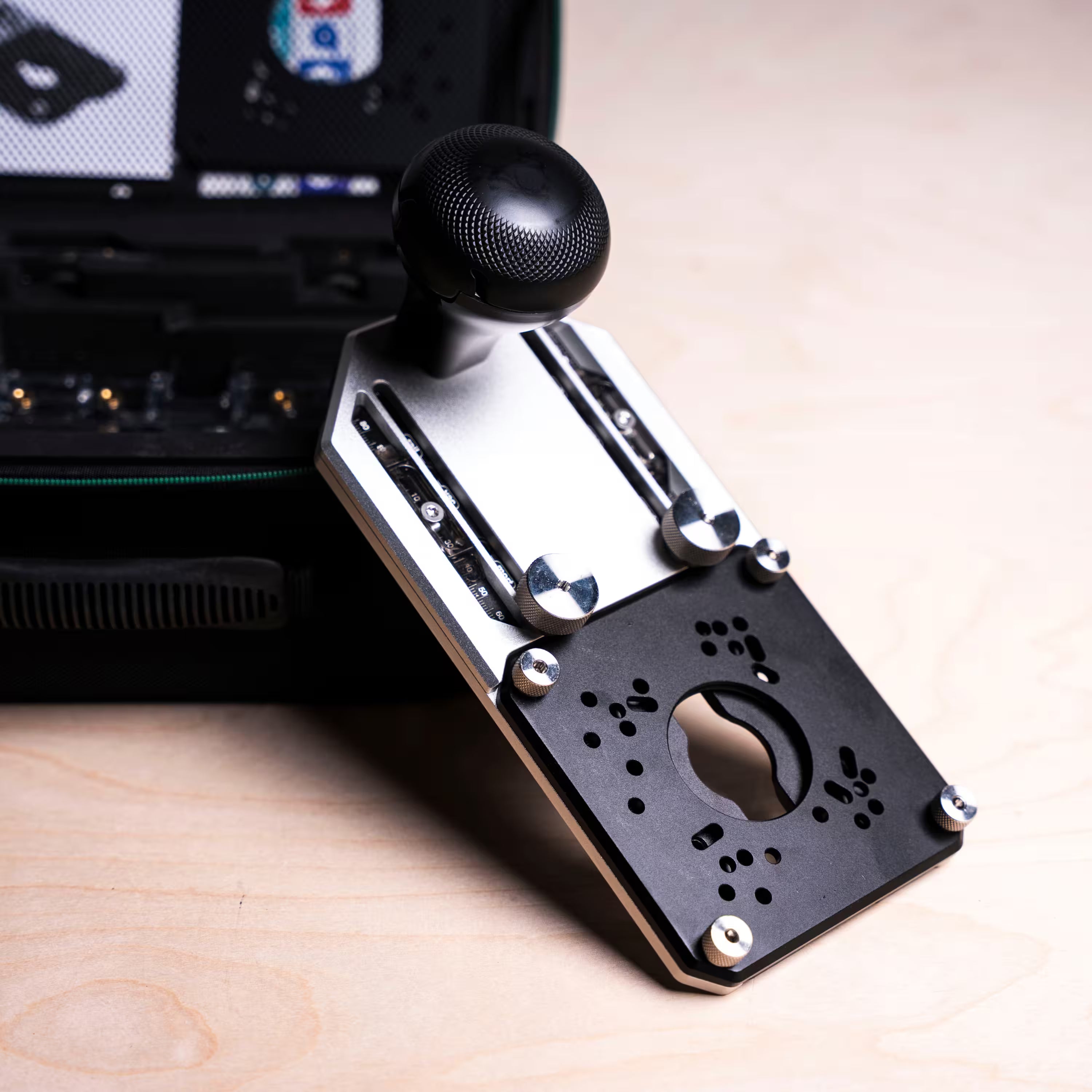10-in-1 トリムルータージグ（円形カット、エッジガイド、ほぞ穴/溝切り、トリミング用）| 多機能ルーターベース