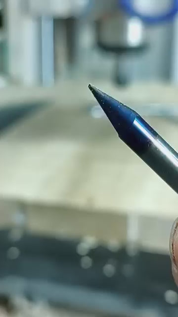 Load video: V1404 30度 nACoコーティング V溝彫刻ビット - 1枚刃 - 30°- 0.04インチ CD - 1/4インチ SD - 0.388インチ CL - 2“ OL 